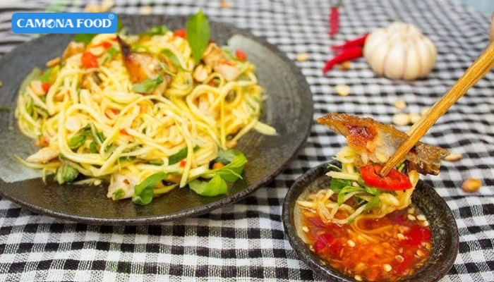 Thưởng thức món gỏi xoài cá sặc